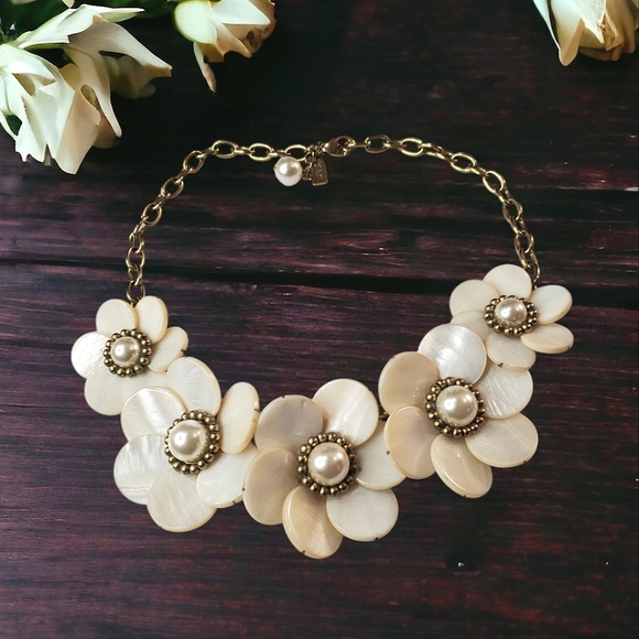 kate spade Jewelry - Kate Spade Garden Party Pearl Flower Lucite Necklace